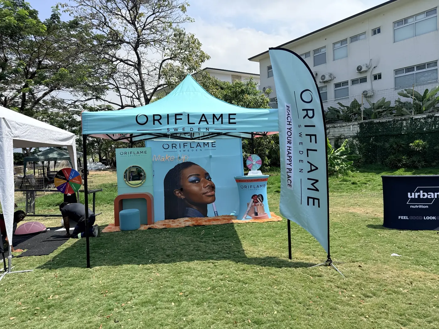Espacio promocional exterior de Oriflame